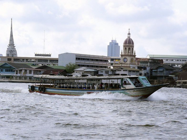Речной транспорт Бангкока на реке Чао Прайя