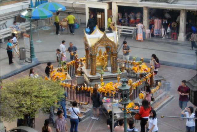 Фото Erawan Shrine рядом с отелем Эраван в Бангкоке