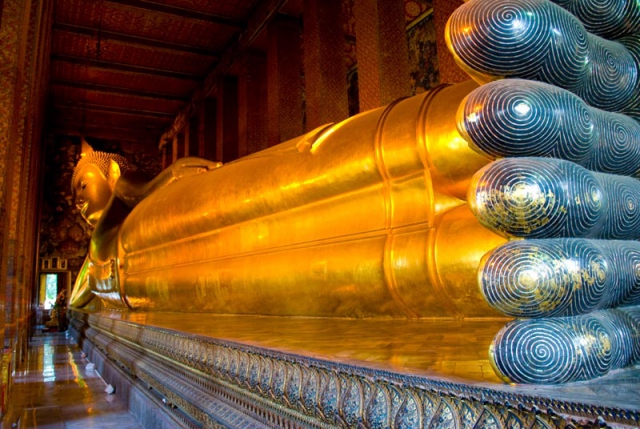 Фото лежащего Будды в храме Ват Пхо в Бангкоке